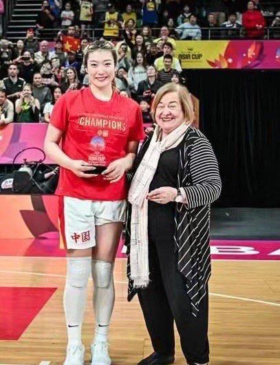 李梦自曝受伤:膝盖肿胀弯腿伸直达不到角度 卷裤腿遮赞助商真相出炉