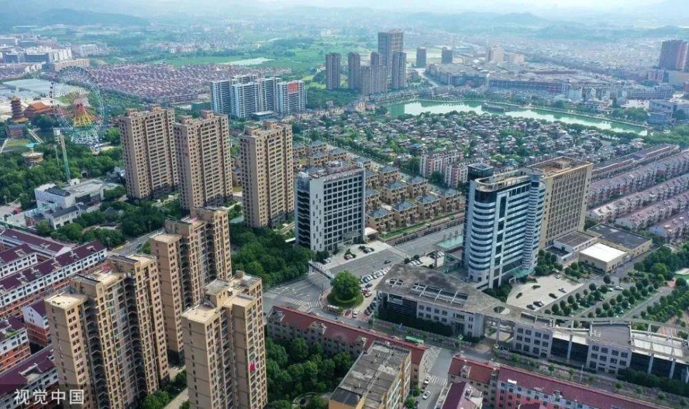 贫穷村庄40年后大变样，村主任：在我们村家庭资产500万以下是困难户