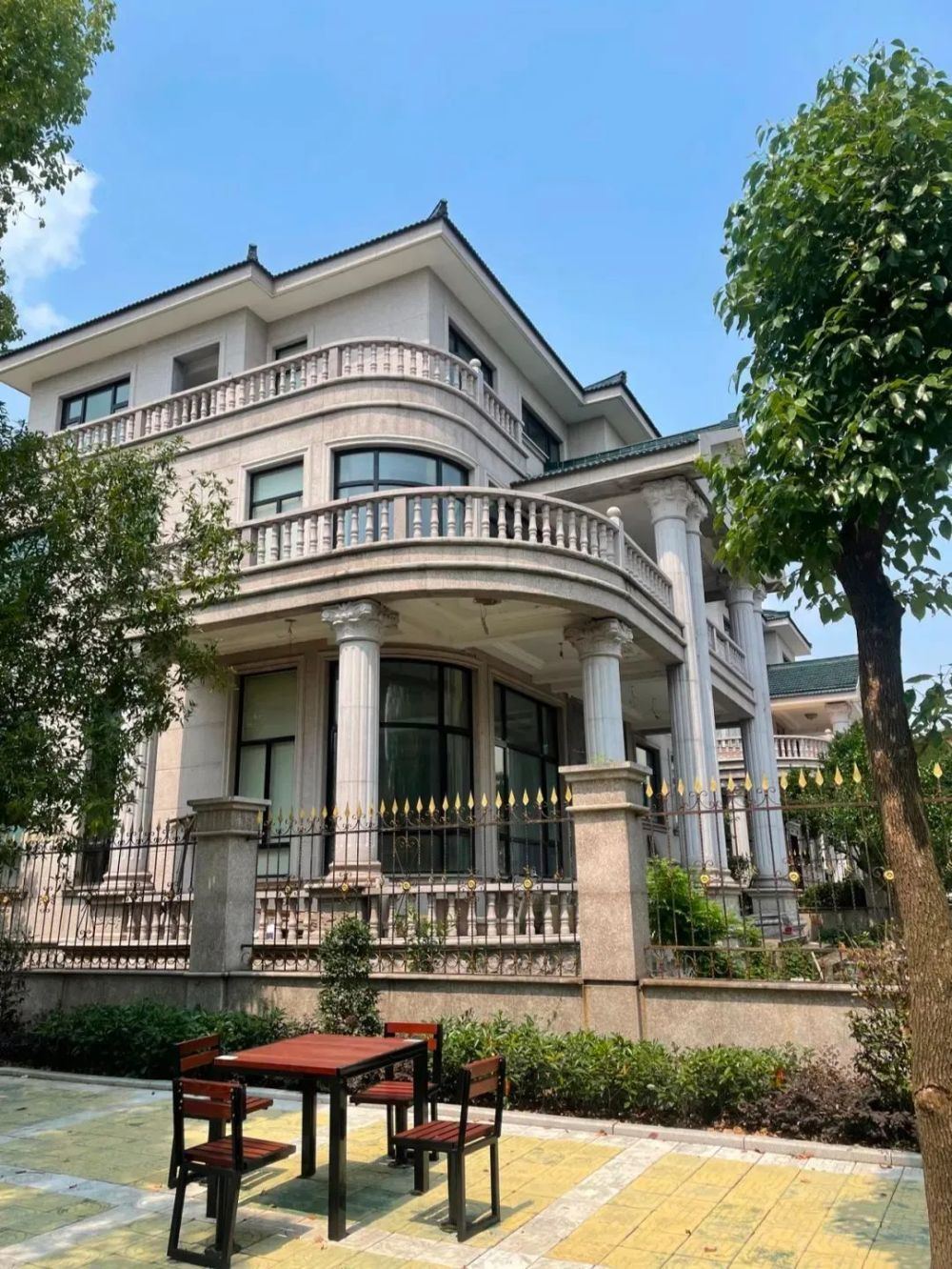 贫穷村庄40年后大变样，村主任：在我们村家庭资产500万以下是困难户