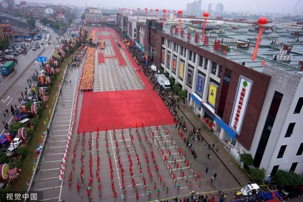 贫穷村庄40年后大变样，村主任：在我们村家庭资产500万以下是困难户