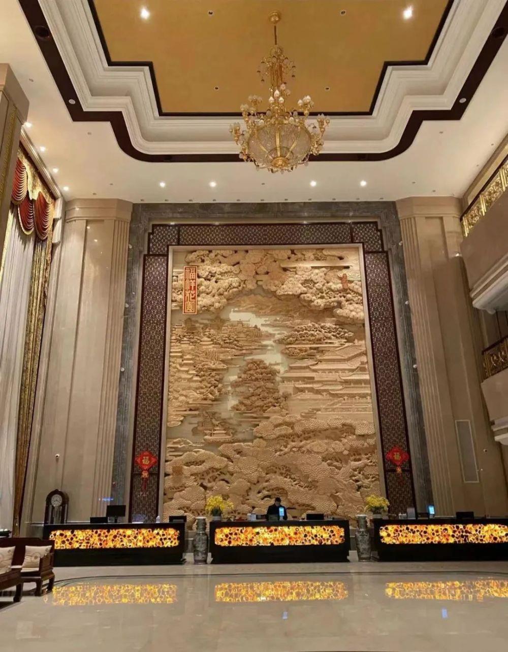 贫穷村庄40年后大变样，村主任：在我们村家庭资产500万以下是困难户