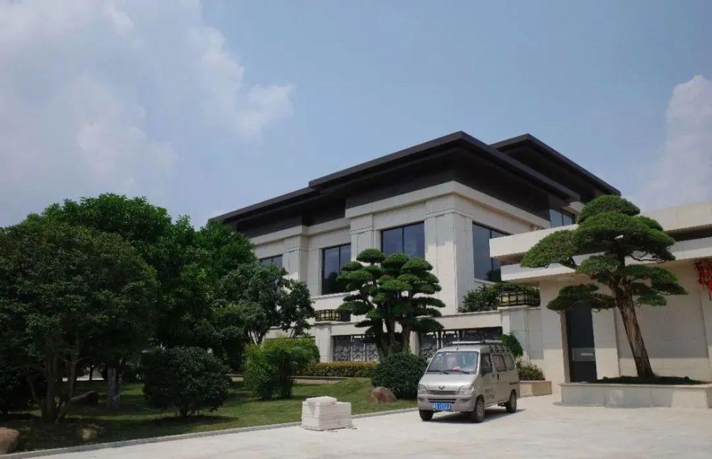 贫穷村庄40年后大变样，村主任：在我们村家庭资产500万以下是困难户