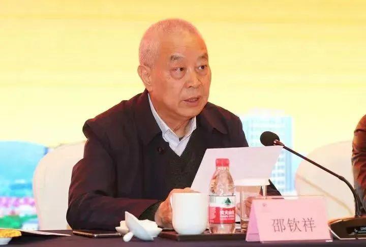 贫穷村庄40年后大变样，村主任：在我们村家庭资产500万以下是困难户