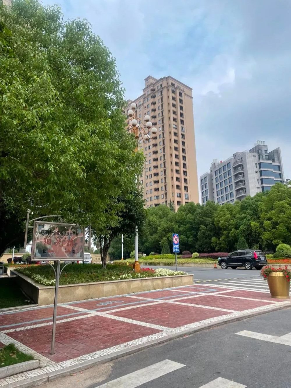 贫穷村庄40年后大变样，村主任：在我们村家庭资产500万以下是困难户