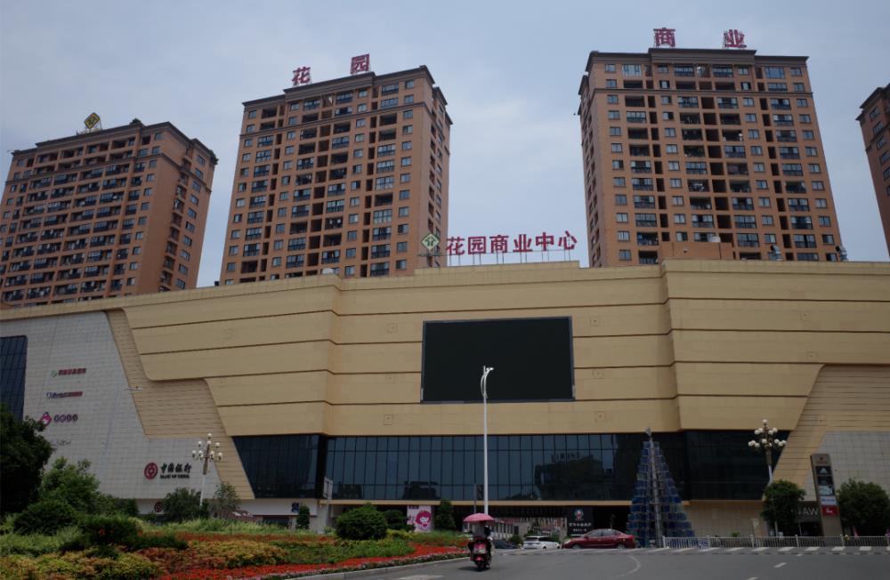 贫穷村庄40年后大变样，村主任：在我们村家庭资产500万以下是困难户