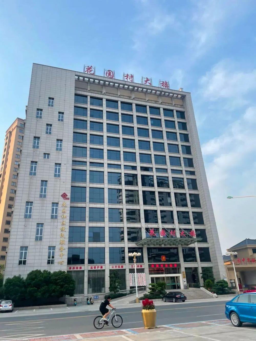 贫穷村庄40年后大变样，村主任：在我们村家庭资产500万以下是困难户