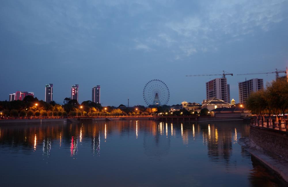 贫穷村庄40年后大变样，村主任：在我们村家庭资产500万以下是困难户