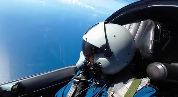 歼-15、歼-16低空贴海飞行 台退将感叹：解放军驾驶员训练已到实战