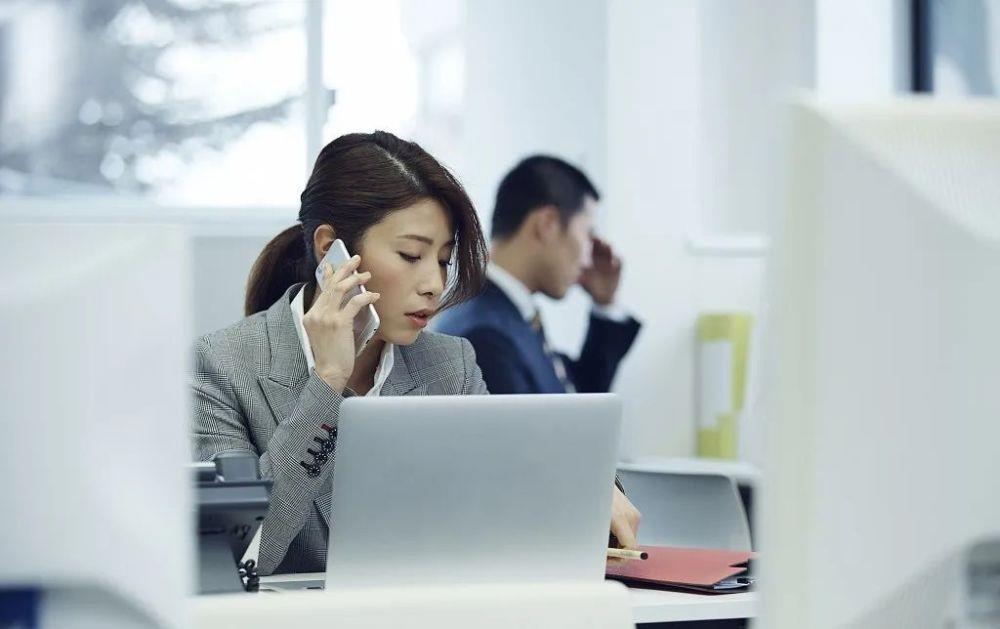 没考上清华北大别报金融？最卷专业碰上降薪潮，高考尖子们开始后悔