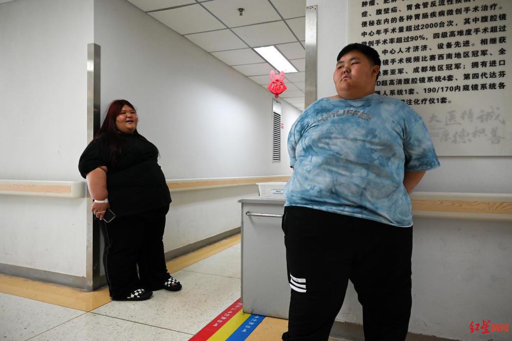 四川姐弟俩总体重超800斤，一起接受手术减重 医生：BMI超28应尽早干预