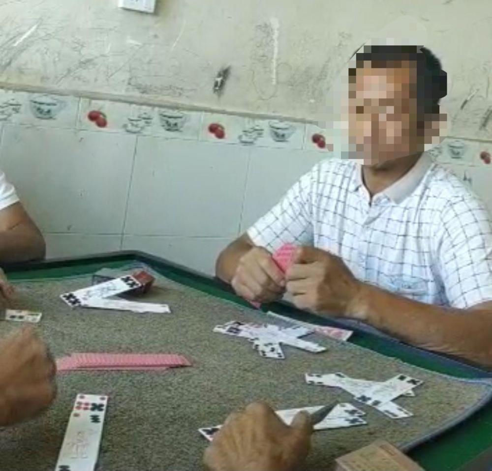 村支书跟村民打牌被拍照举报 镇政府:对其诫勉谈话,责令深刻检讨