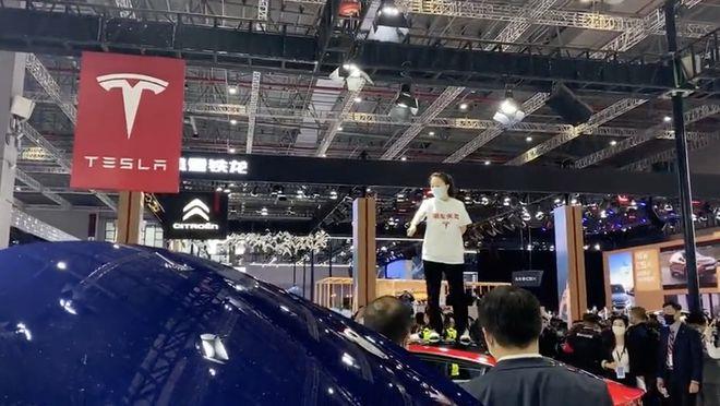 “车顶维权”女车主起诉特斯拉,二审开庭时间定了!此前被索赔500万