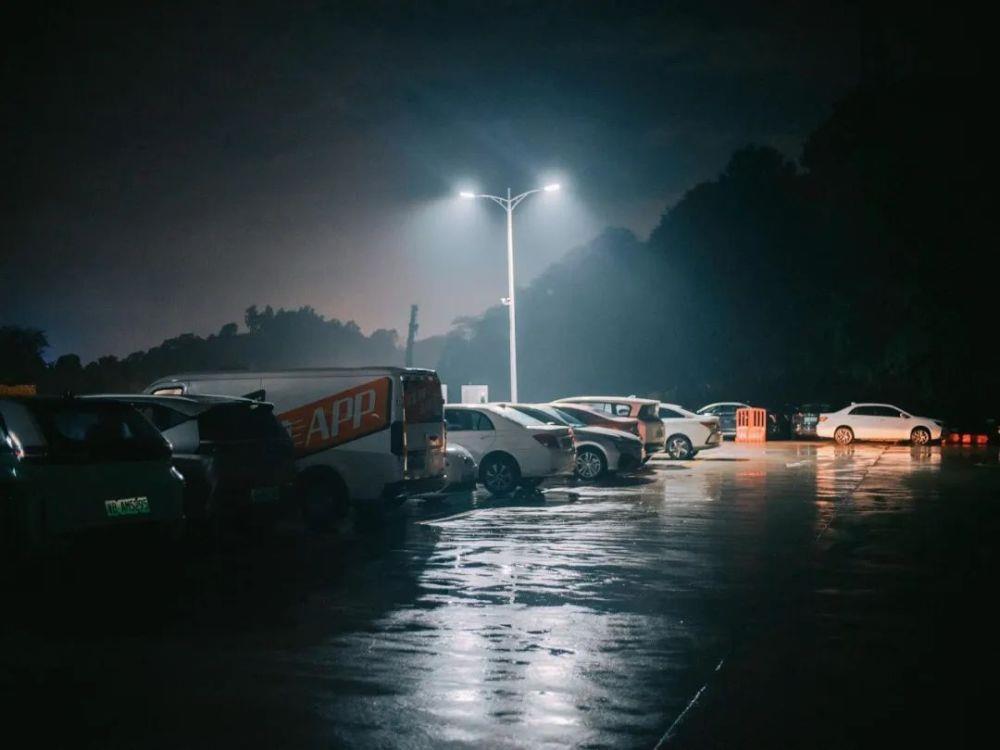 “卷不动了”的网约车司机：有人连着5天睡车里，有人12小时挣150块