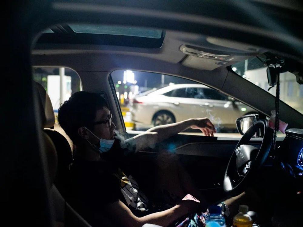 “卷不动了”的网约车司机：有人连着5天睡车里，有人12小时挣150块