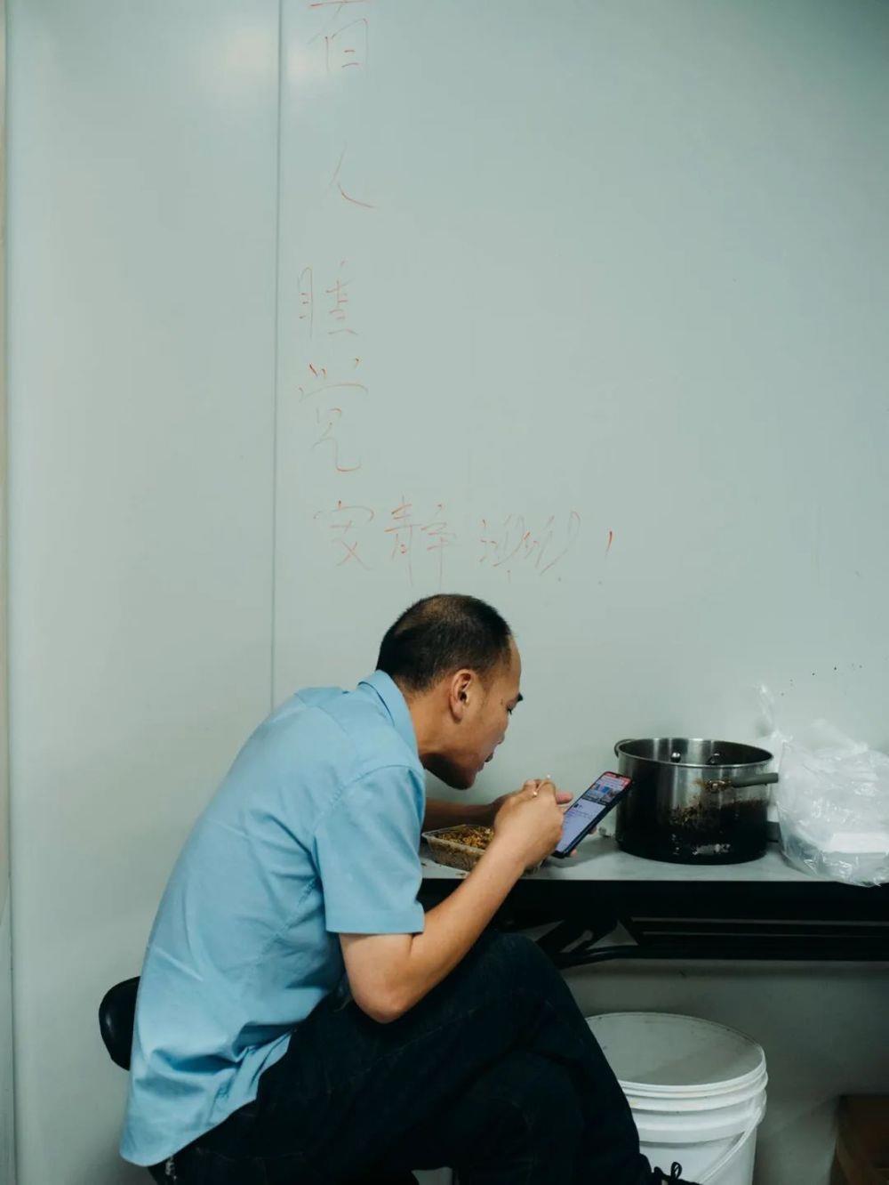 “卷不动了”的网约车司机：有人连着5天睡车里，有人12小时挣150块