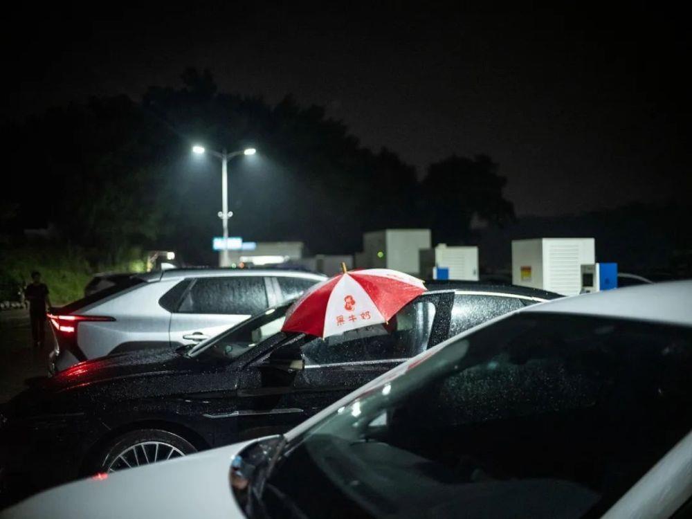 “卷不动了”的网约车司机：有人连着5天睡车里，有人12小时挣150块