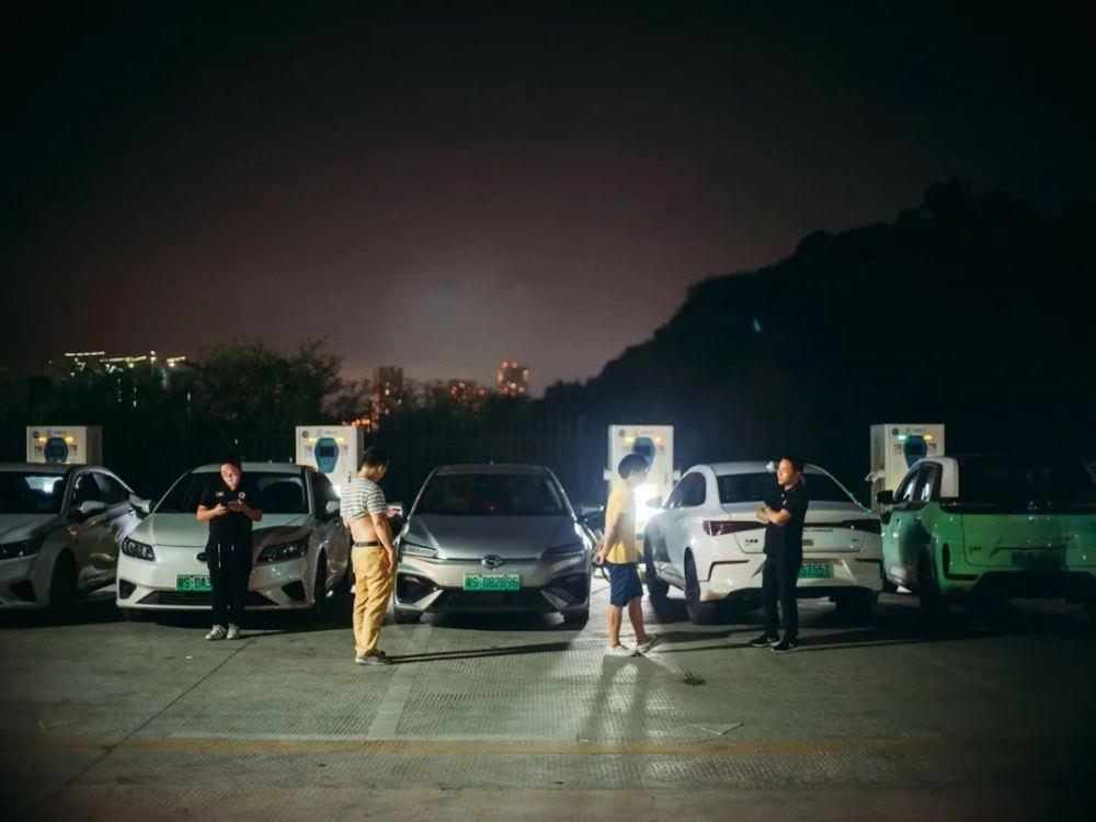 “卷不动了”的网约车司机：有人连着5天睡车里，有人12小时挣150块