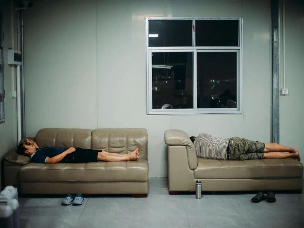 “卷不动了”的网约车司机：有人连着5天睡车里，有人12小时挣150块