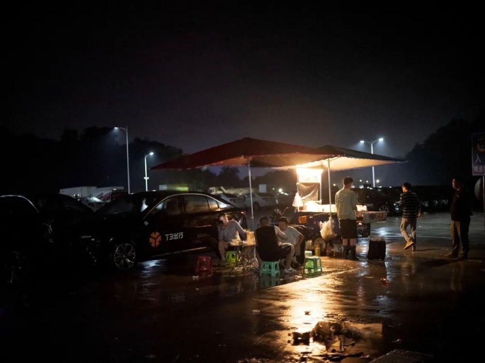 “卷不动了”的网约车司机：有人连着5天睡车里，有人12小时挣150块