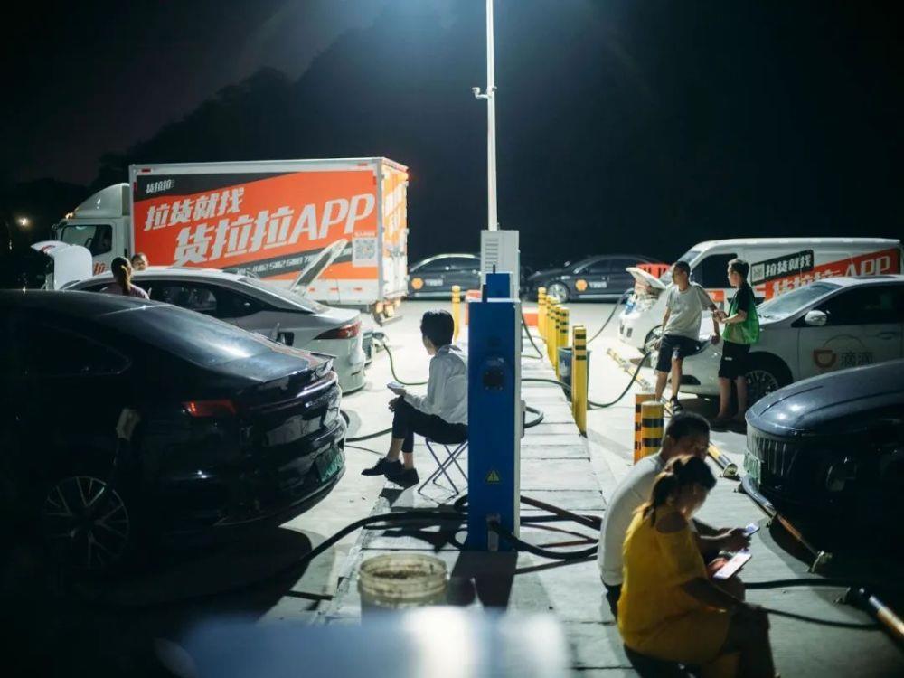 “卷不动了”的网约车司机：有人连着5天睡车里，有人12小时挣150块