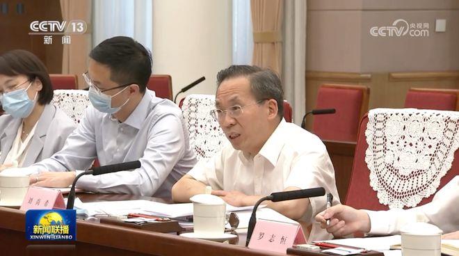 这8人成总理的“座上宾”！这场座谈会，透露了几个重要信号