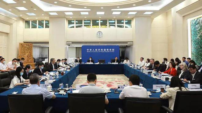 这8人成总理的“座上宾”！这场座谈会，透露了几个重要信号