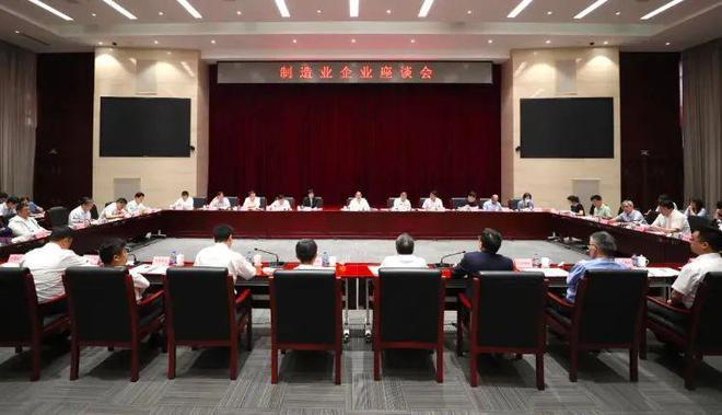 这8人成总理的“座上宾”！这场座谈会，透露了几个重要信号