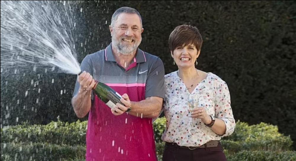 英国夫妇买彩票中3亿元,曾发誓继续过普通生活,7年后各自和新伴侣住豪宅