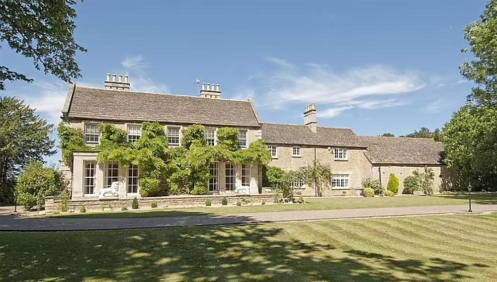 英国夫妇买彩票中3亿元,曾发誓继续过普通生活,7年后各自和新伴侣住豪宅