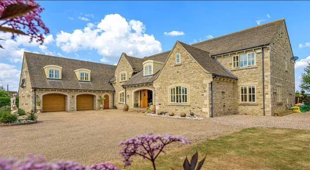 英国夫妇买彩票中3亿元,曾发誓继续过普通生活,7年后各自和新伴侣住豪宅