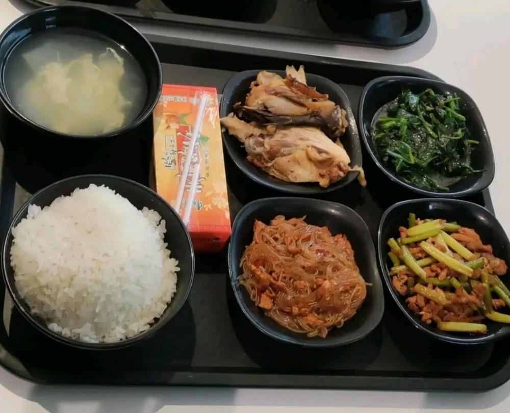 在特斯拉上海工厂拧螺丝的一天:要站10到12个小时,月入六七千块