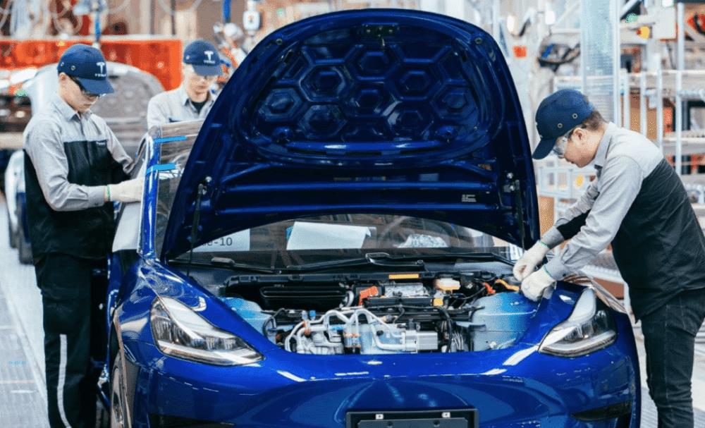 在特斯拉上海工厂拧螺丝的一天:要站10到12个小时,月入六七千块