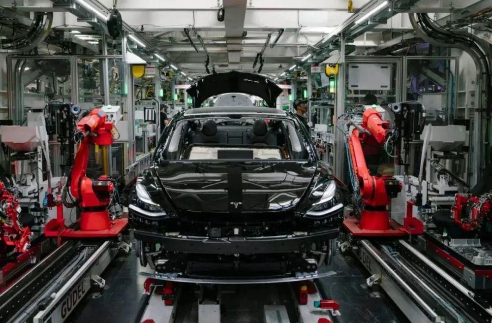 在特斯拉上海工厂拧螺丝的一天:要站10到12个小时,月入六七千块