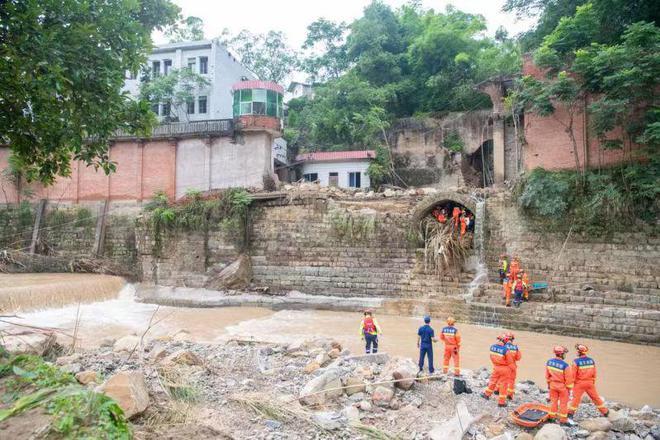 万州暴雨亲历者讲述：亲眼看到山洪毁了我家，却无能为力｜深稿