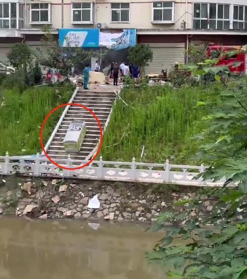 河南信阳一雪糕店爆炸致夫妻一死一伤，官方：冰柜压缩机故障引发
