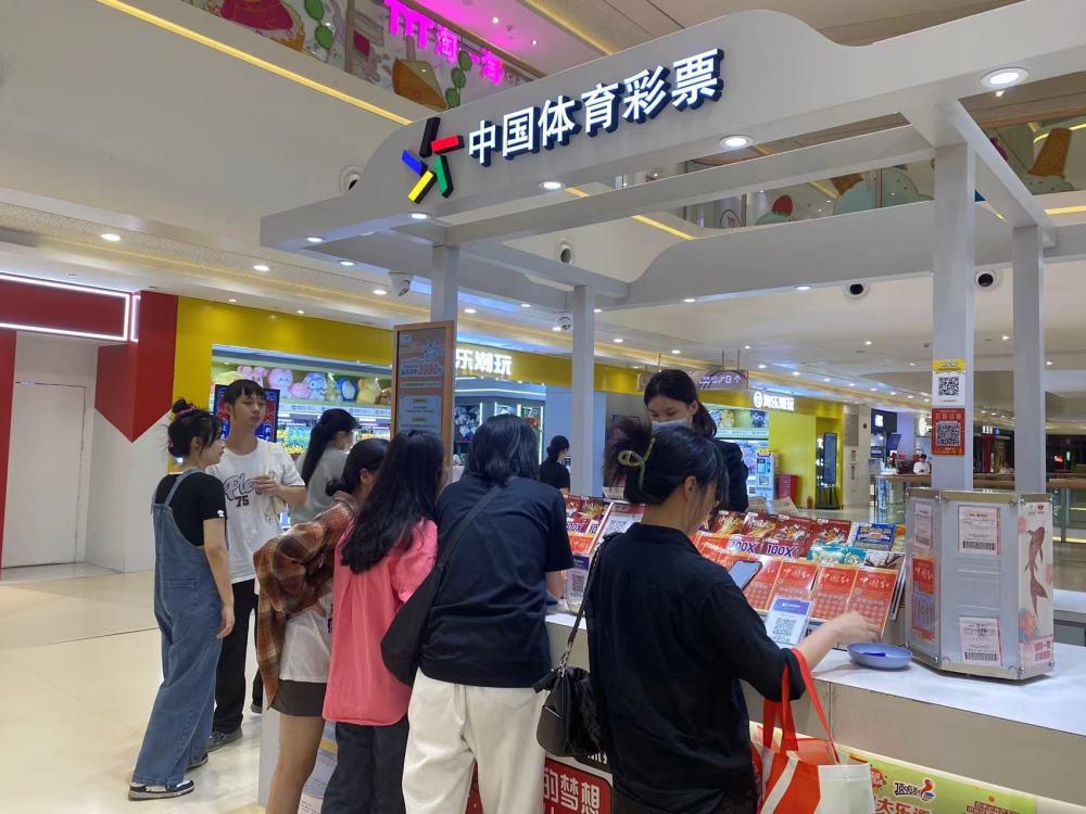 年轻人卖“刮刮乐”搞钱：上班族周末摆摊日销过万，00后考公失败开起彩票店