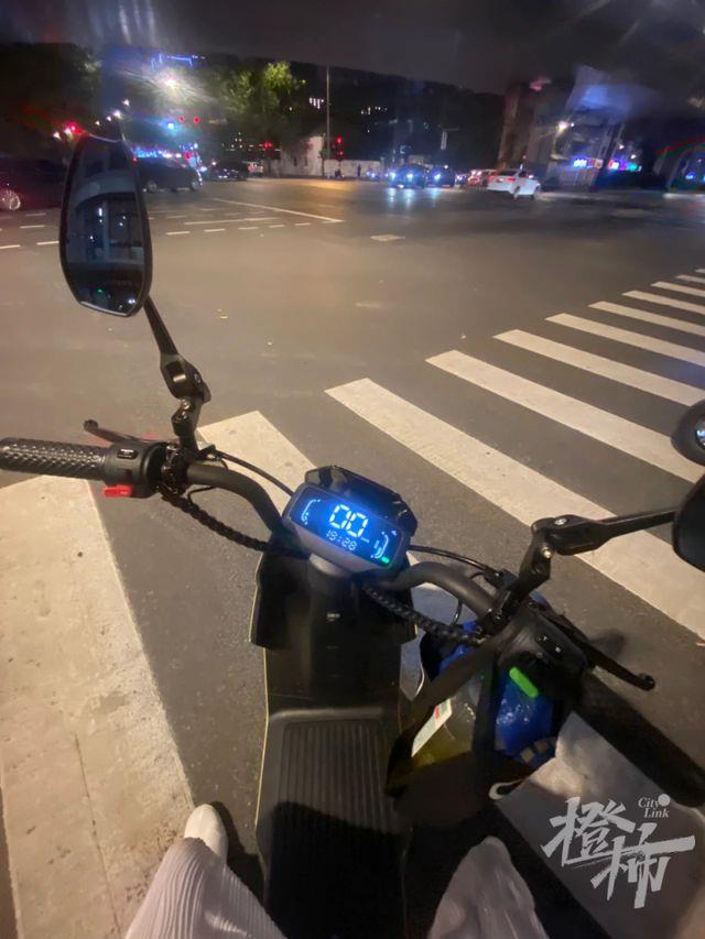 “我吃啥你吃啥”,全职妈妈一个月轻松流水4000 ,有人开张十来天就天天爆单!年轻打工人带火“成人小饭桌”