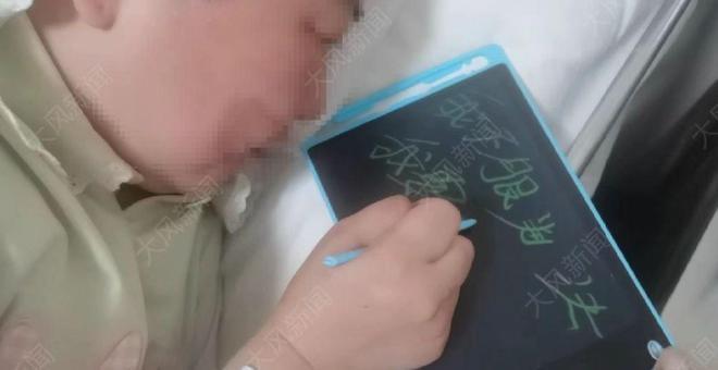 宝马女司机醉驾撞人拖行一审被判6年 受害女子原想坐轮椅参加庭审未果 病床上用写字板表达诉求:“我要抗诉”