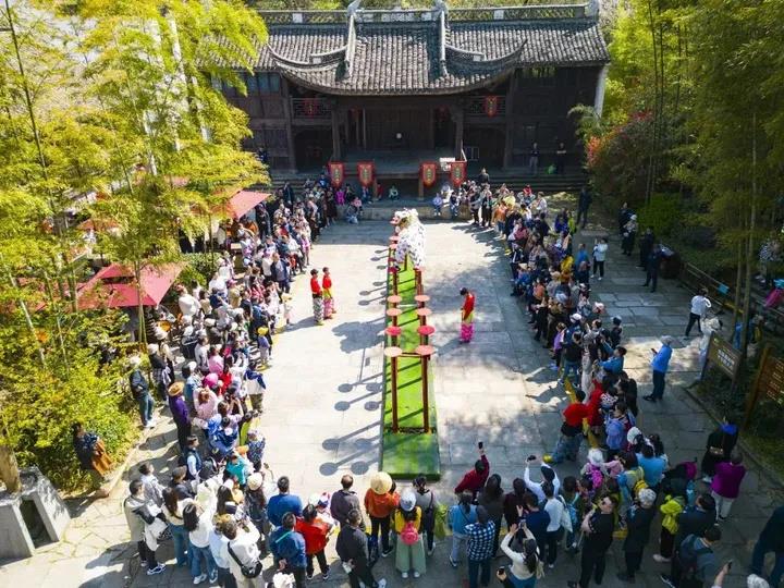 40度高温，暑假游还是人山人海