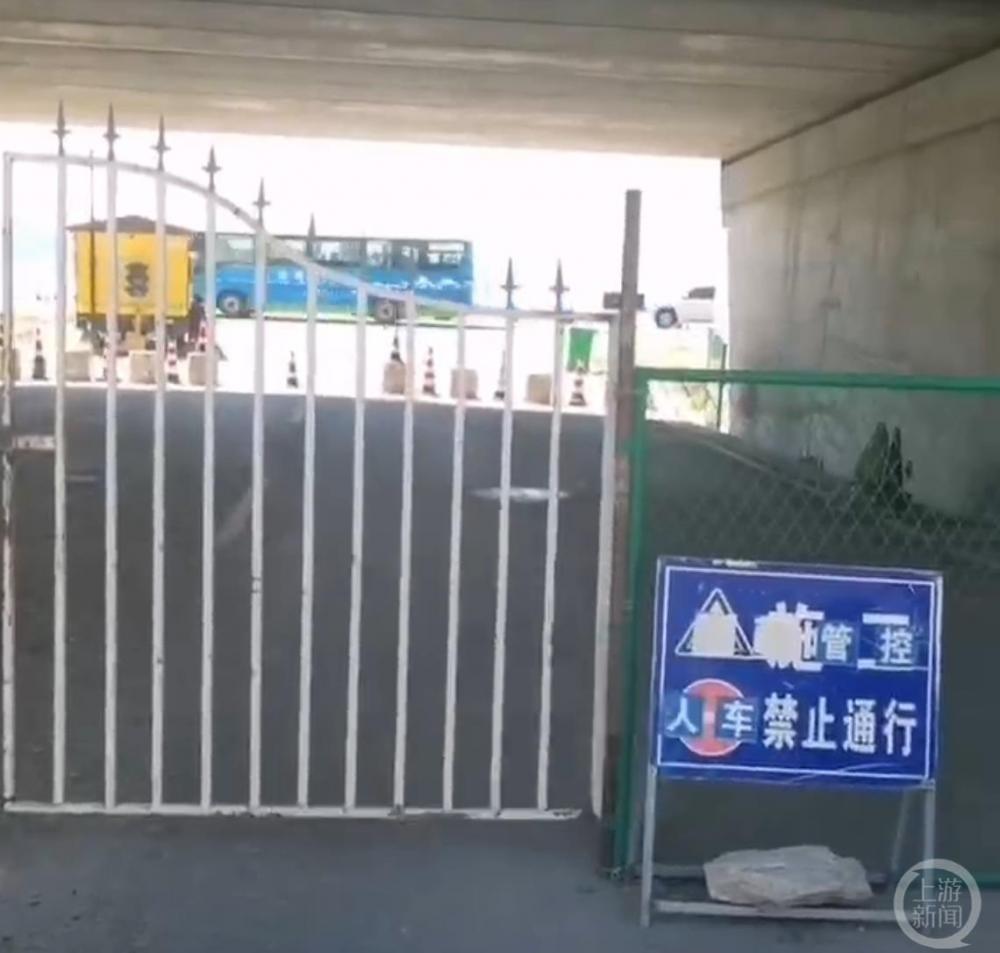 博主自驾去林场途经赛里木湖景区被拦路收费人均140多元，景区回应：防止游客逃票