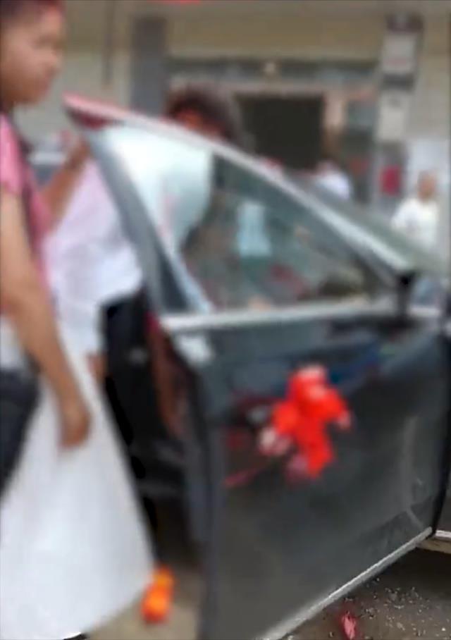 女子带7岁女儿在前夫婚礼上索抚养费，前夫当场报警，当事人：一年半没给，我被拉黑了，平时找不到人