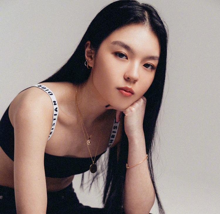 已故主持人李咏女儿签约经纪公司,精通五国语言以演员身份出道