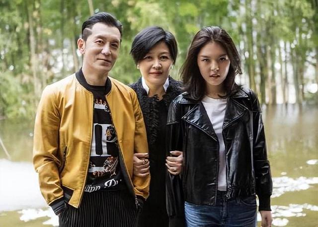 已故主持人李咏女儿签约经纪公司,精通五国语言以演员身份出道