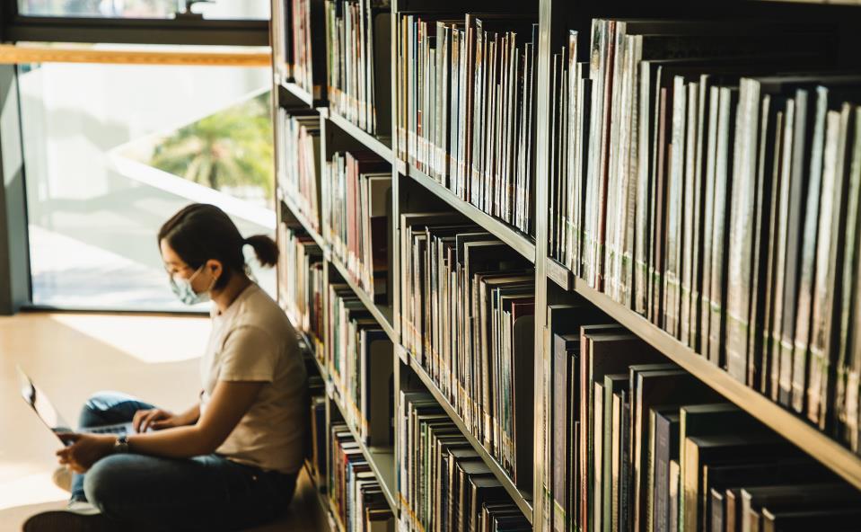 留学到一半家庭破产，没毕业就断供：有人大二退学回国参加高考