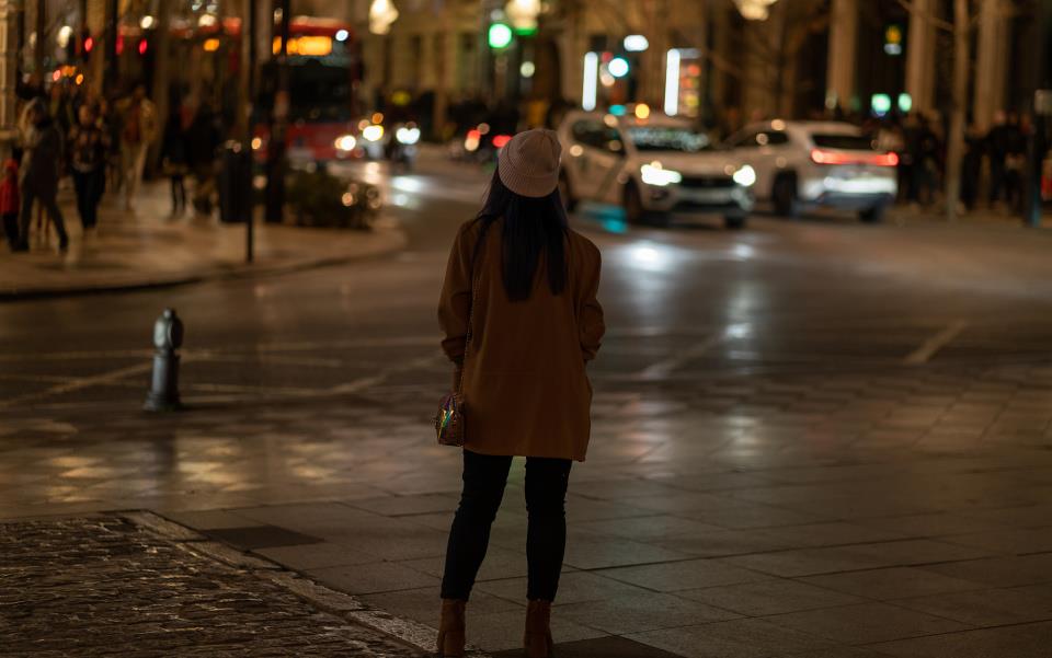 留学到一半家庭破产，没毕业就断供：有人大二退学回国参加高考