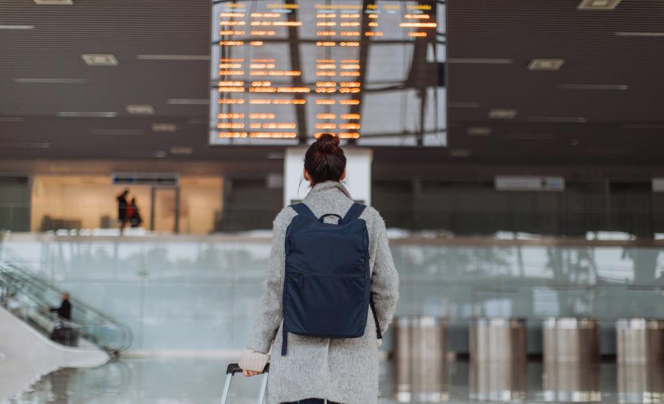 留学到一半家庭破产，没毕业就断供：有人大二退学回国参加高考