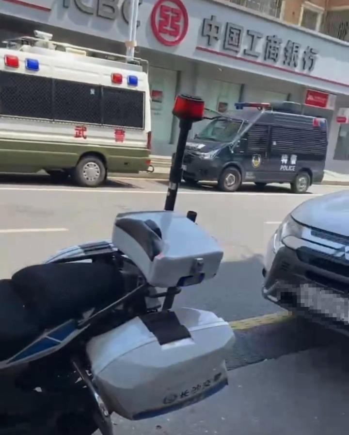 湖南长沙发生银行抢劫案?警方:有人报警自称要抢银行 已被控制