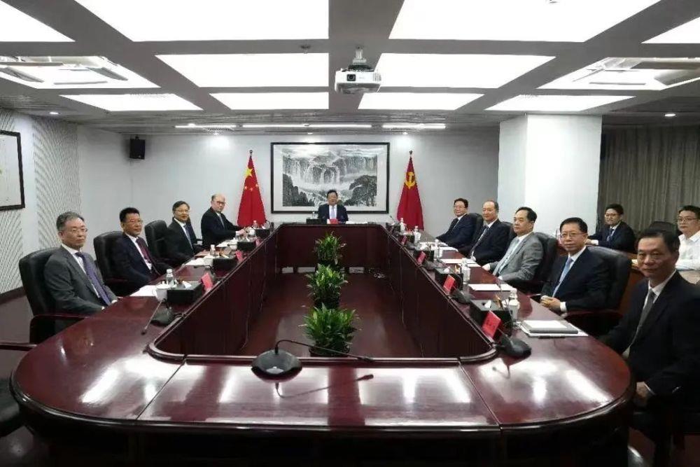 新组建的党中央办事机构，领导班子首次集体亮相