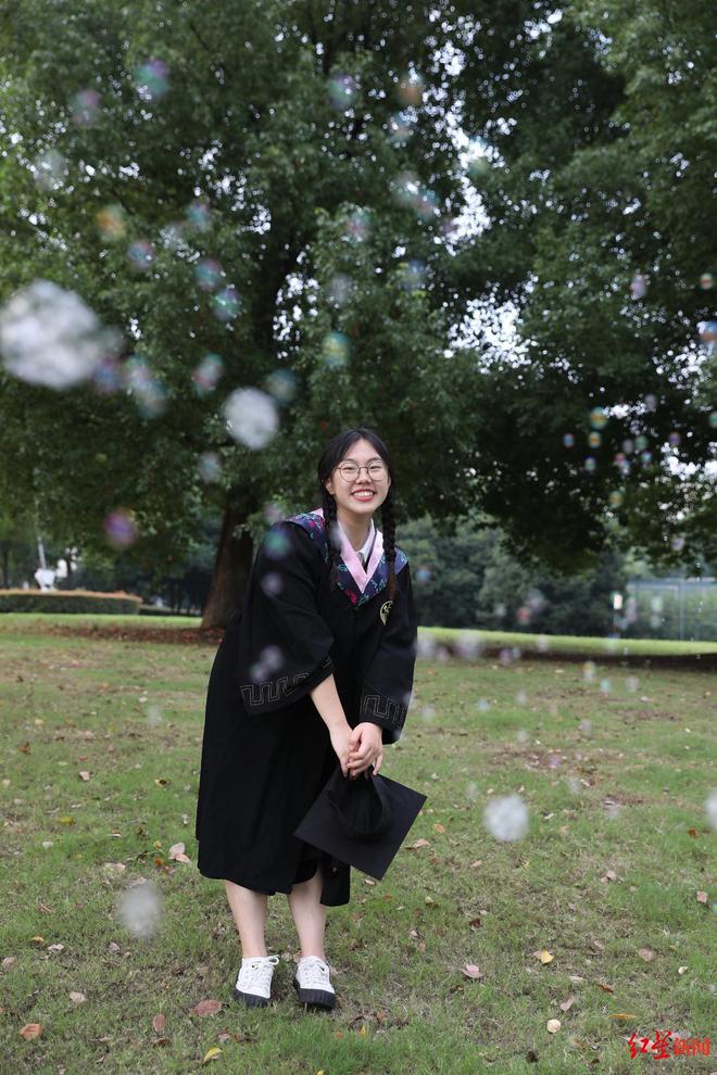 对话“分享励志求学”走红的凉山女孩:考上浙大保研清华,本科4年存下16万元