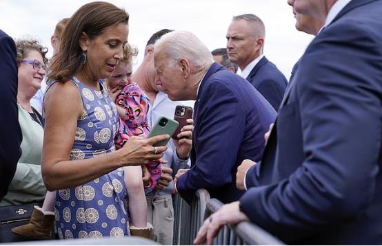 又因“奇怪动作”引争议！拜登机场和小女孩互动张嘴作出轻咬状